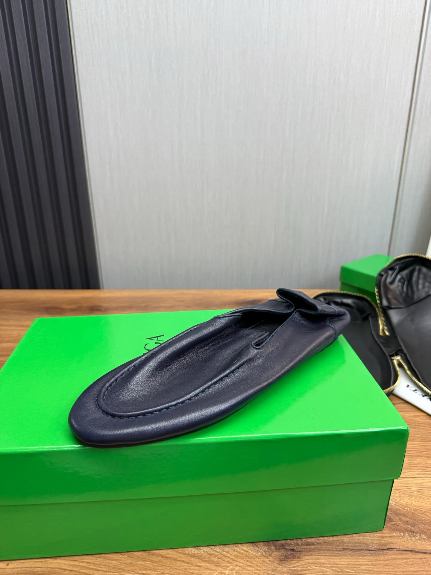 Men's men's shoes💰480💰BV-popular wallet shoes👟Casual, fashionable and comfortable🔗Good travel partner✅Original cowhide + imported cowhide. Original rubber outsole, available all year round👏Size: 38-45 (38.45 custom-made, non-returnable)